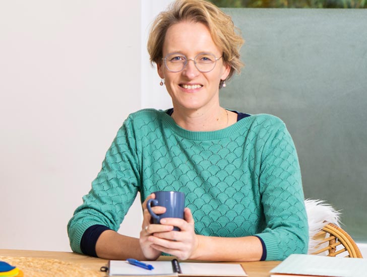 Marielle Tromp achter tafel